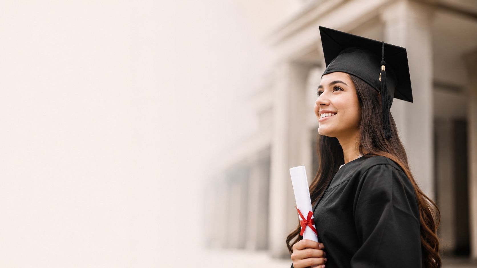 Graduada con toga y birrete lista para su ceremonia