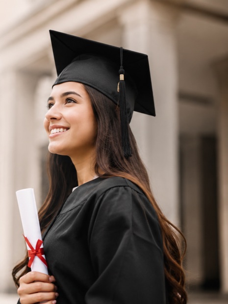 Graduada con toga y birrete lista para su ceremonia